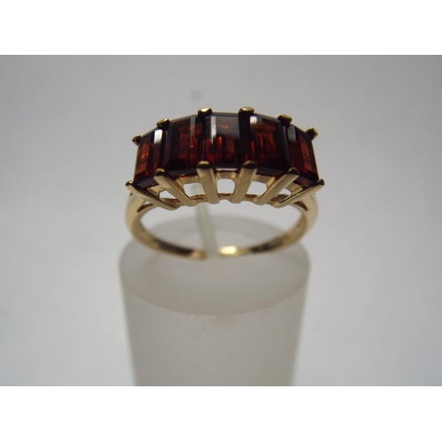 59 - 9ct Gold ring set with 5 Garnets. 2.6 g Finger size 'P'