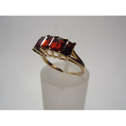 59 - 9ct Gold ring set with 5 Garnets. 2.6 g Finger size 'P'