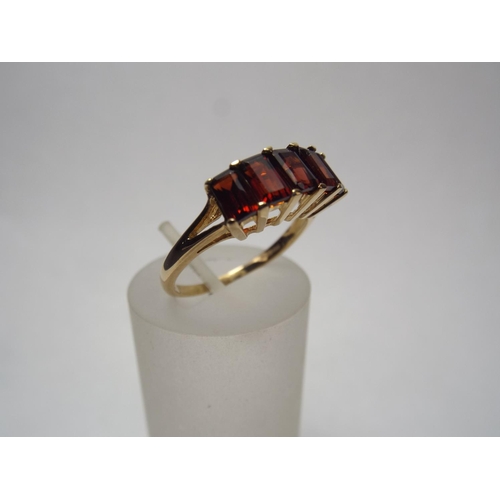 59 - 9ct Gold ring set with 5 Garnets. 2.6 g Finger size 'P'