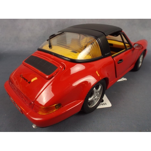 186 - Die cast  1/18 scale model of a Porsche 911