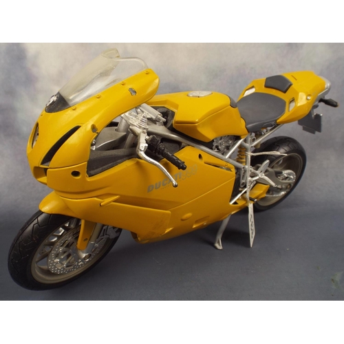 188 - Large Model of a Ducati 999 with kick stand