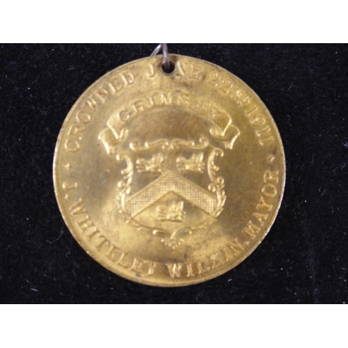 54 - Coronation medal of George 5th with mayor of Grimsby to obverse, Whitely Wilkin, 1911