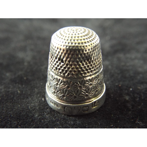 96 - Silver thimble in original velvet lined gilt case. Hallmarked for Chester. Date Rubbed. Possibly Vic... 