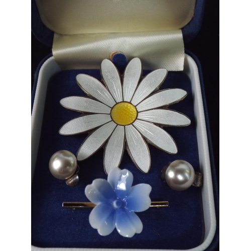 36 - 925 Norweigan Silver Daisy Brooch plus two silver clip on earrings. Aynsley boxed brooch included.