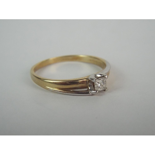 33 - 9ct Gold Solitare Diamond ring, 2.4g Finger size 'P'