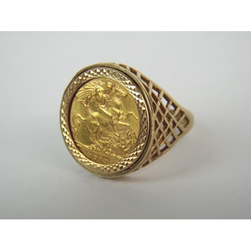 34 - 1912 Half Sovereign Gold ring. 8.6 g overall with a 9ct setting of 4.9 g Finger Size 'U'