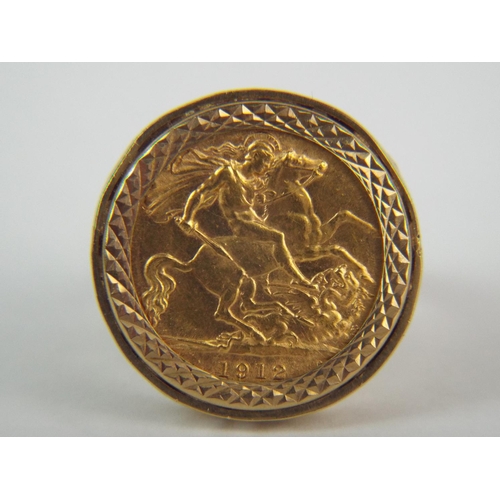 34 - 1912 Half Sovereign Gold ring. 8.6 g overall with a 9ct setting of 4.9 g Finger Size 'U'