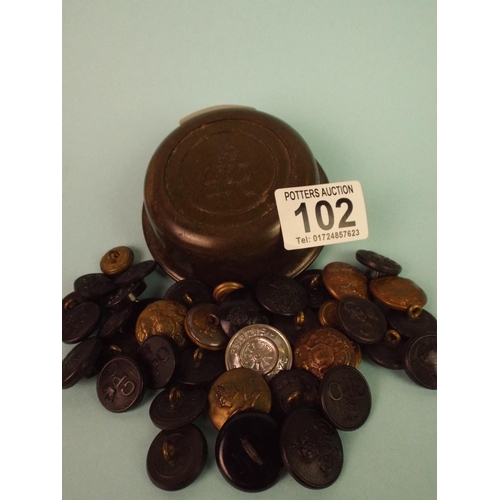 102 - Selection of WW2 Era buttons with Bakelite WW2 era Pin dish