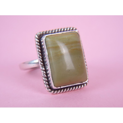 31 - 925 Silver Agate set ring. Finger size 'Q5'