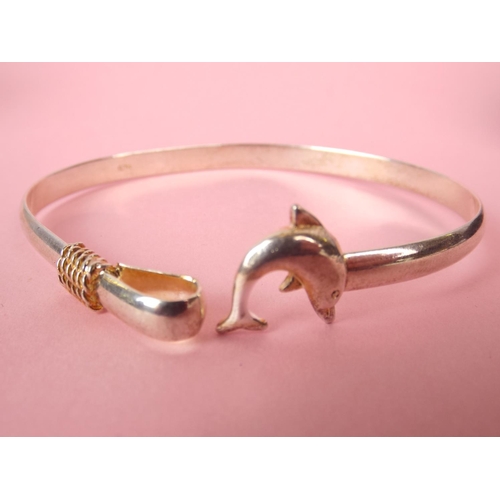 64 - 925 Silver Bracelet with a Dolphin & loop catch.