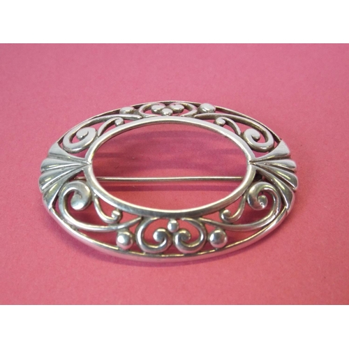 48 - 925 Silver brooch.