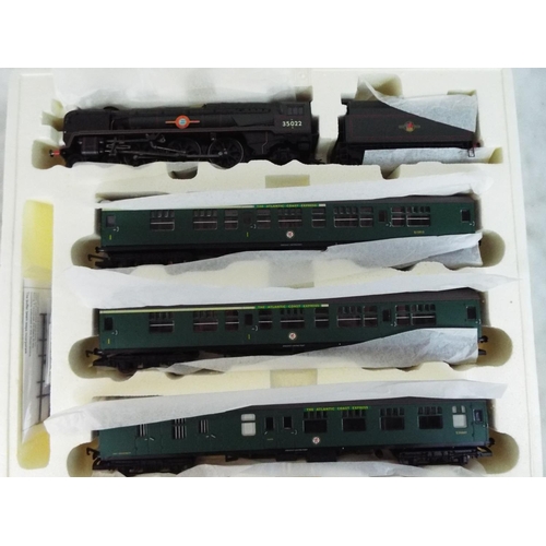 249 - Hornby 00 Atlantic Coast Express locomotive with three Mk1 Coaches. Unused, boxed and as new.