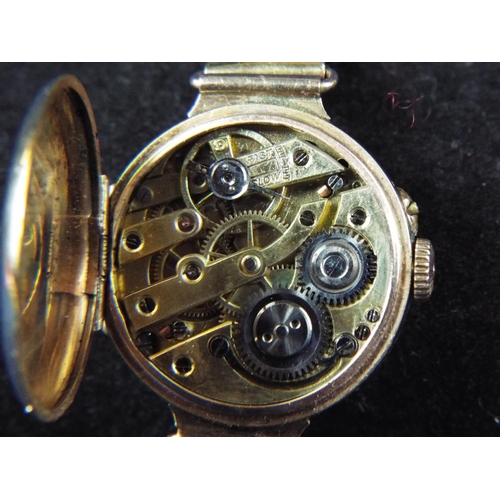 75 - Ladies mechanical wristwatch with expanding metal strap and 9ct gold case, working order