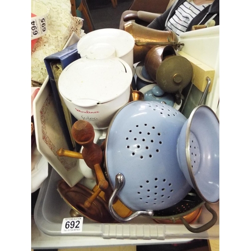 692 - Box of assorted kitchenalia