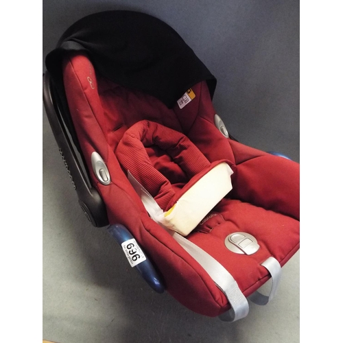 696 - Maxi cosy childs car seat