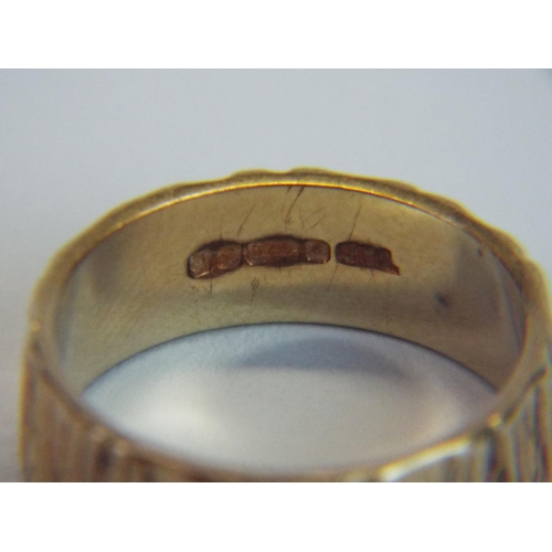 57 - 9ct Band with tree bark pattern,. 4.6g   finger size P5