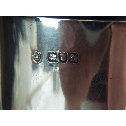 78 - Beautiful Fluted silver cup engraved.. Equestrian interest engraving, Hallmarked London 1899    310.... 