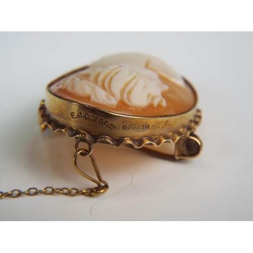 89 - Beautiful Cameo brooch with 9ct surround. Can be worn as pendant. Total weight 5.23g