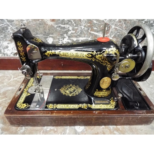 487 - 1921 Model 15K Singer sewing machine with original wooden case cover.