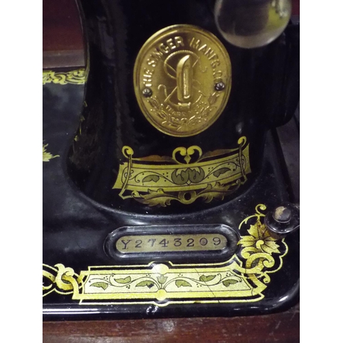 487 - 1921 Model 15K Singer sewing machine with original wooden case cover.