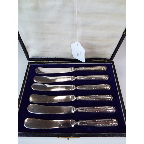 597 - Set of six, Silver handled butterknives. Hallmarked for Sheffield 1920. Original Velvet lined box.  ... 