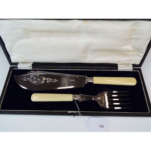 598 - Excellent quality vintage fish serving set in velvet lined box.