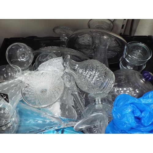 1208 - Large box of assorted glassware
