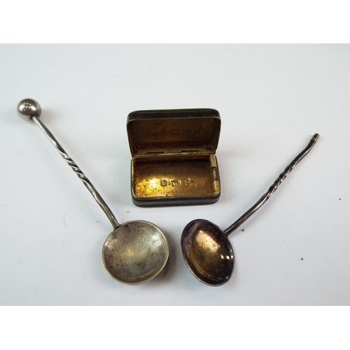 233 - Victorian silver salt spoons plus 19th cent, ladies silver hallmarked snuffbox.