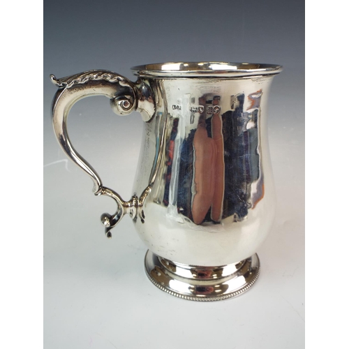 285 - Heavy and well made Victorian Silver tankard with leaf decorated handle & beading to foot. Hallmarke... 