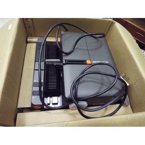 111 - Zeiss Ikon Parkeo R2500 slide projector with power cable and original box.