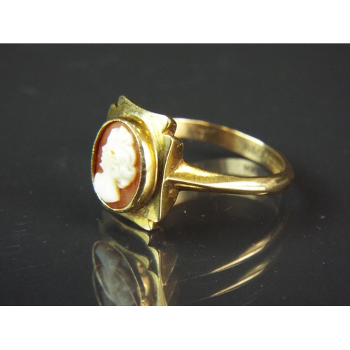 46 - 9ct Yellow gold cameo set ring on a cruciform background. Finger size 'R-5'    2.5g