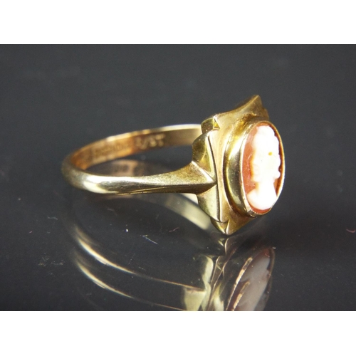 46 - 9ct Yellow gold cameo set ring on a cruciform background. Finger size 'R-5'    2.5g