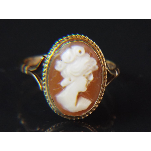 65 - 9ct Yellow Gold Cameo set ring.  Finger size 'M'    2.1g