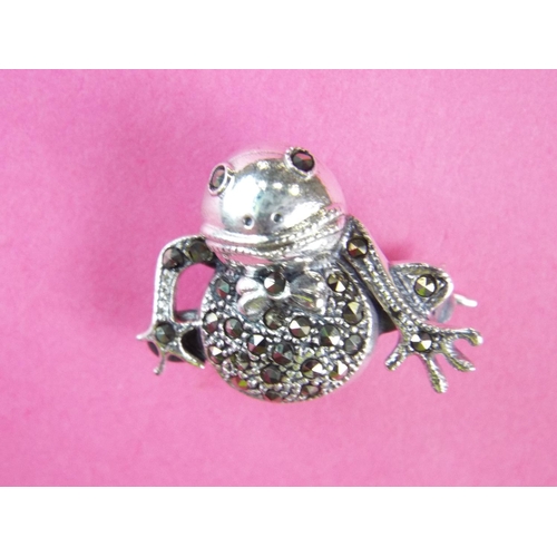 78 - 925 Silver Marcasite stone set frog brooch. 1 inch wide.