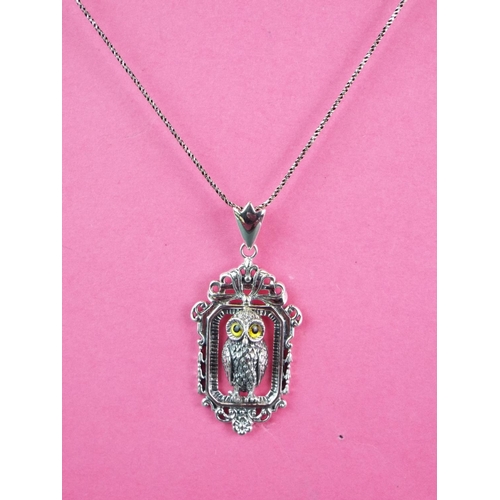 86 - Lovely 925 silver pendant as an Owl set with amber glass eyes. Set in a rectangular frame and suppor... 