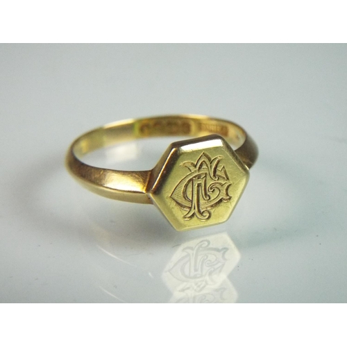 100 - 18ct Gents Signet ring.   'T'  5.1g