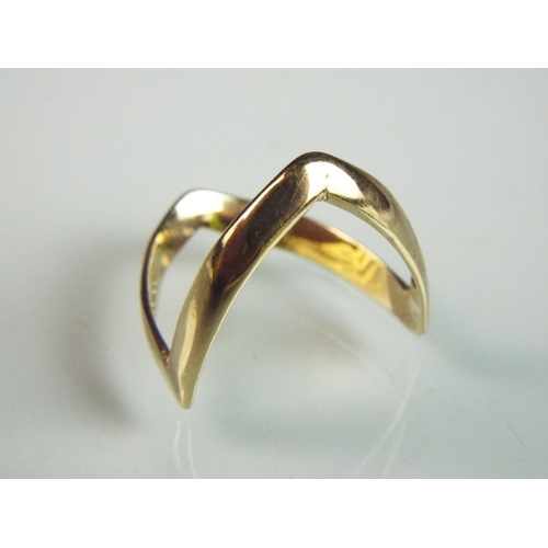 109 - 9ct yellow gold wishbone ring.  'U'   2.5g