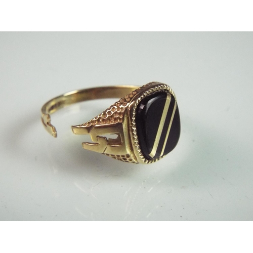 114 - Gents 9ct onyx set ring, Damaged for scrap or repair.  3.0g