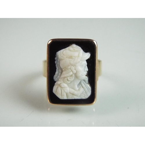 90 - Antique unmarked gold ring set with unusual Black and White Cameo. Chem test to 14ct.  'V-5'   9.8g