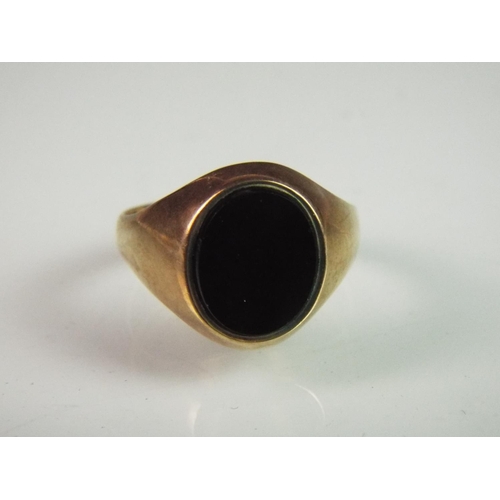 95 - 9ct gold ring set with Black Onyx    'S-5'   3.6g