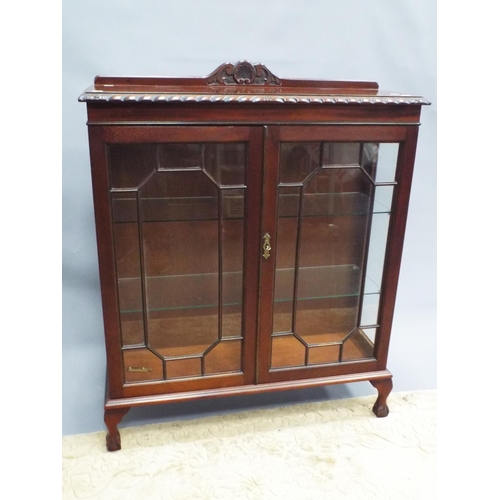 390 - Lovely Dark wood glass fronted display cabinet with reeded glass door panels. Glass sides and adjust... 