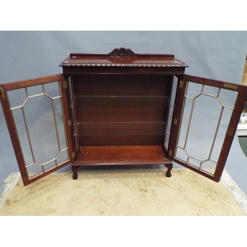 390 - Lovely Dark wood glass fronted display cabinet with reeded glass door panels. Glass sides and adjust... 