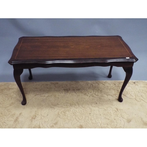 399 - Lovely dark wood coffee table with satinwood stringing decoration to top. Standing on cabriole legs ... 