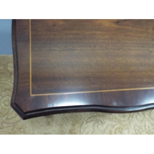 399 - Lovely dark wood coffee table with satinwood stringing decoration to top. Standing on cabriole legs ... 