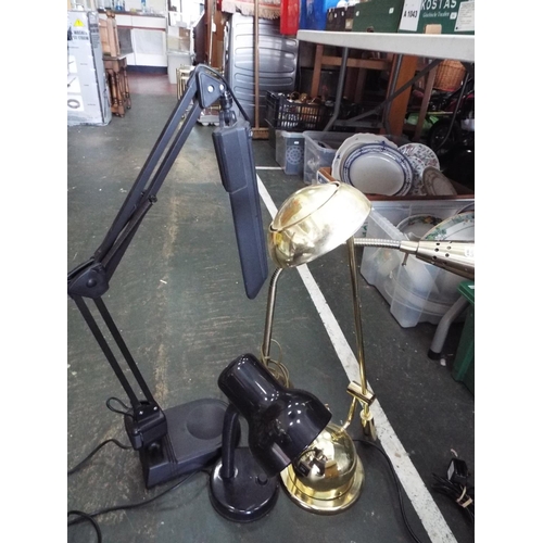 1120 - Selection of assorted desk reading lamps.