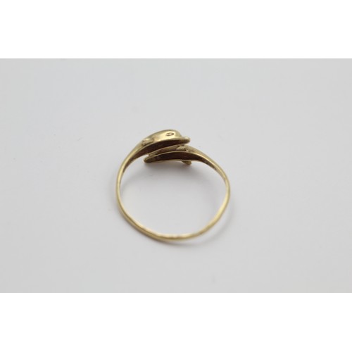 96 - 14ct gold twin dolphins ring (1g)5252