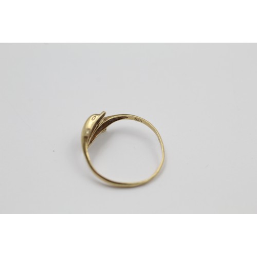 96 - 14ct gold twin dolphins ring (1g)5252