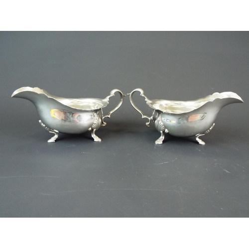 138 - Elegant pair of Solid Silver sauce boats. Hallmarked for Birmingham 1927 by Elkingtons Ltd. Total We... 