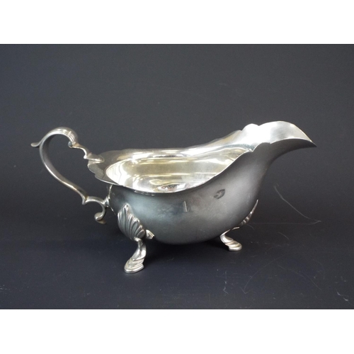 138 - Elegant pair of Solid Silver sauce boats. Hallmarked for Birmingham 1927 by Elkingtons Ltd. Total We... 