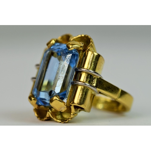 313 - Very large 18ct Yellow Gold ring set with large Topaz which measures 15 x 10mm.  Finger size 'M'    ... 